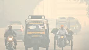 Des automobilistes se frayent un chemin dans une rue au milieu du smog à Amritsar, le 3 novembre 2024.