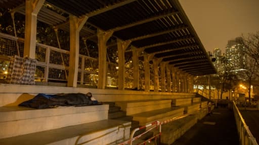 Ah-po est allongé sur les marches du stade de football dans le quartier de Kowloon, à Hong Kong, le 22 mars 2016 Ah-po est allongé sur les marches du stade de football dans le quartier de Kowloon, à Hong Kong, le 22 mars 2016