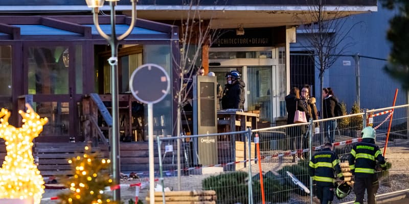 Des sauveteurs sur le site de l'incendie qui a ravagé le bar Le Constellation à Crans-Montana le 1er janvier 2026.