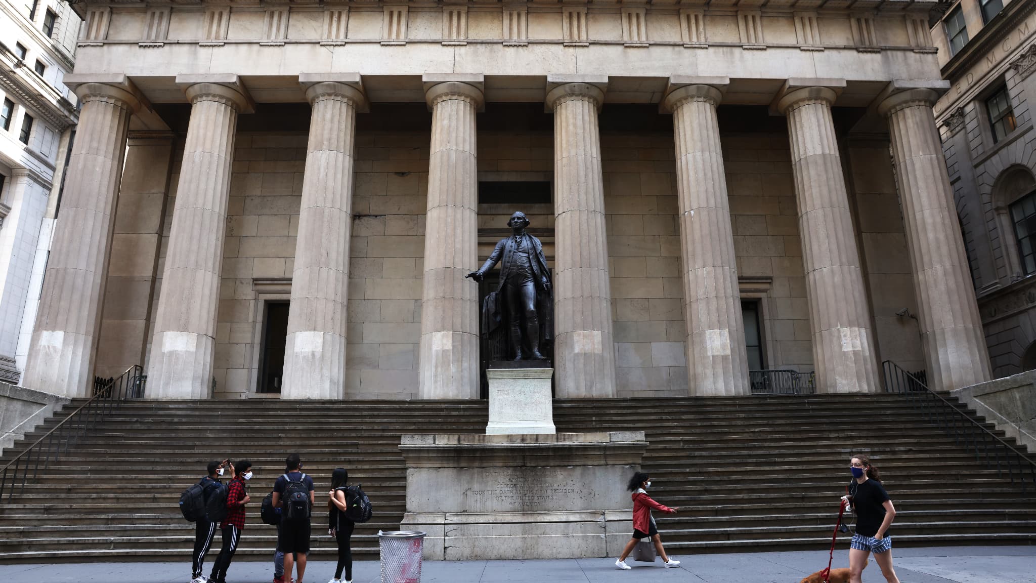 Le Federal Hall de New York aujourd'hui, avec une statue de George Washington. Le Federal Hall de New York aujourd'hui, avec une statue de George Washington.