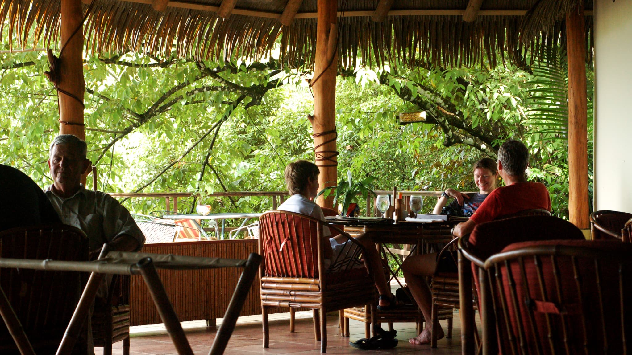 Une famille en train de manger au restaurant d'un hôtel en pleine nature. (Photo d'illustration)