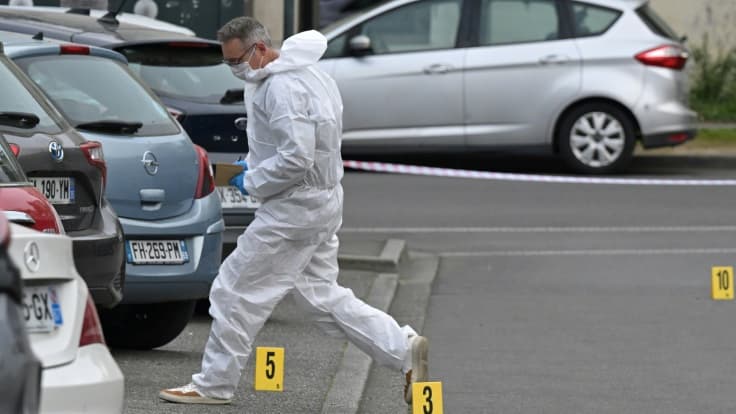 Un policier scientifique inspecte la zone où une fusillade a eu lieu à Rennes, le 17 avril 2025