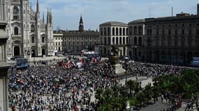 La foule devant le parvis de la cathédrale de Milan pour les obsèques de Silvio Berlusconi le 14 juin 2023