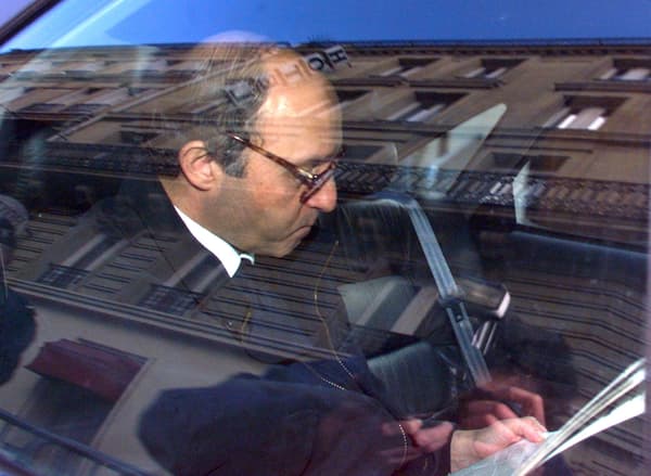 Le "prix de l'honneur et du sang". Laurent Fabius, alors président de l'Assemblée nationale, quittant la Cour de Justice de la République lors du procès du sang contaminé, le 11 février à Paris. Le "prix de l'honneur et du sang". Laurent Fabius, alors président de l'Assemblée nationale, quittant la Cour de Justice de la République lors du procès du sang contaminé, le 11 février à Paris.