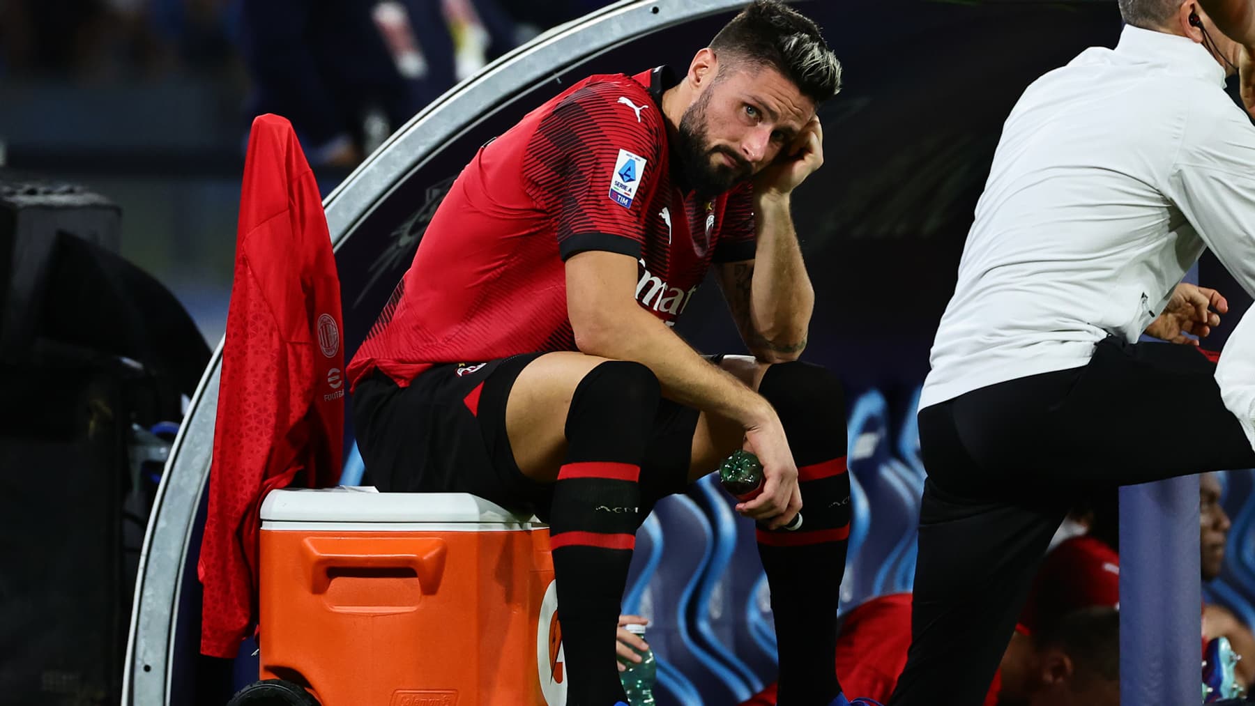 Naples-AC Milan : Olivier Giroud en mode Marcelo Bielsa, assis sur une glacière