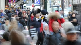 Un trottoir bondé devant les grands magasins parisiens durant la période de Noël