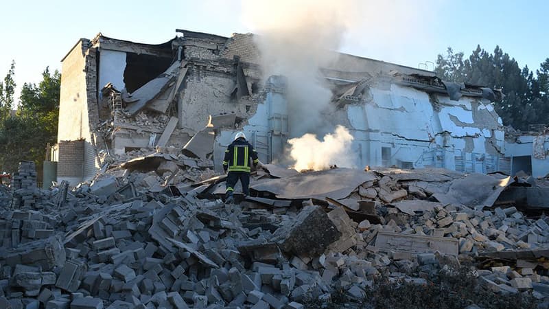 Un secouriste après la destruction d'un bâtiment à Mykolaïv, le 14 juillet 2022.