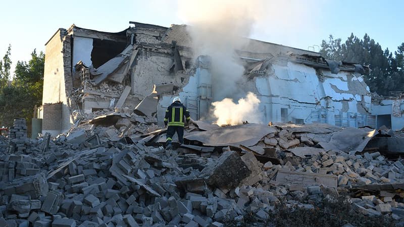 Un secouriste après la destruction d'un bâtiment à Mykolaïv, le 14 juillet 2022.