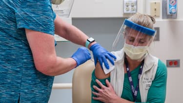 Une médecin vaccinée le 15 décembre 2020 par le vaccin Pfizer à San Diego (Californie, Etats-Unis)