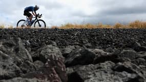 Un cycliste à l'entraînement à Hawaii le 13 octobre 2023