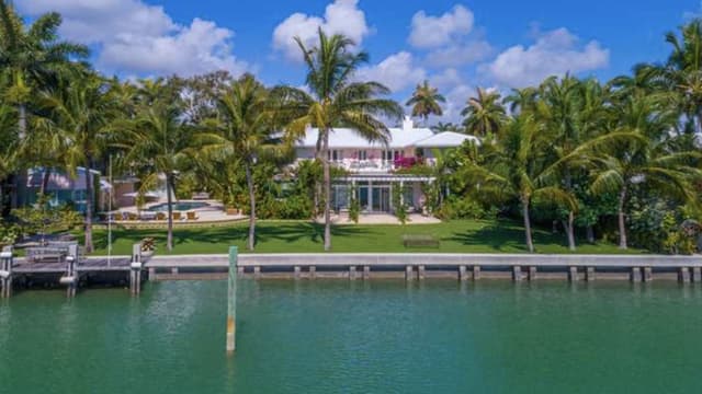 La villa est située en front de mer, à Miami Beach, au sud de la Floride.