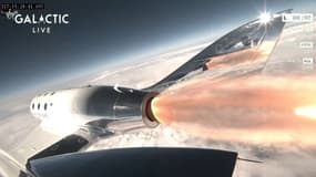 Le vaisseau spatial de la mission Galactic 01 lançant le premier vol commercial depuis Spaceport City au Nouveau-Mexique le 29 juin 2023.