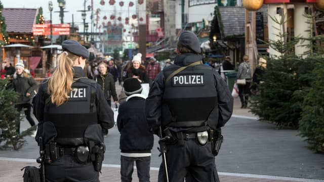 La police allemande patrouille sur le marché de Noël d'Oberhausen ce 23 décembre.