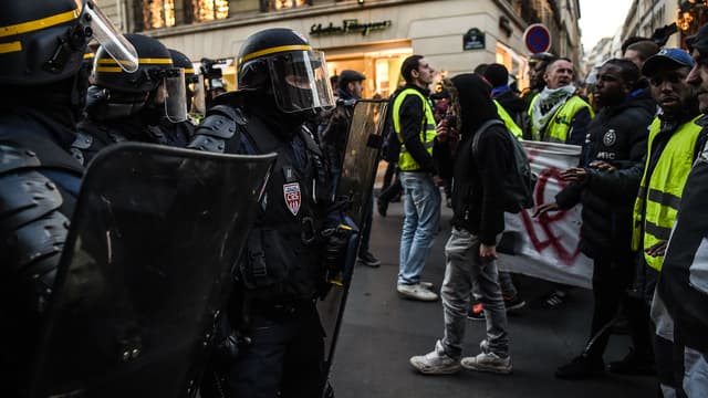 Des CRS face aux manifestants, le 18 novembre 2018 près de l'Elysée à Paris.