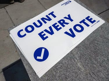 Une pancarte appelle à compter "tous les votes" à Détroit, dans le Michigan, mercredi 4 novembre 2020.