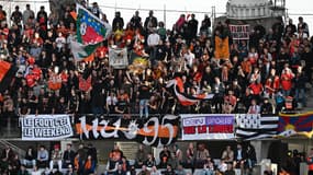Les Merlus Ultras 1995 dans le parcage visiteurs du stade Charlety, à Paris, le 8 mars 2025