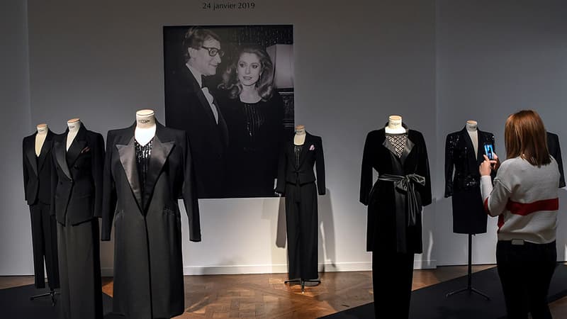 La garde robe Saint Laurent de Catherine Deneuve, présentée chez Christie's à Paris, le 22 janvier 2019.