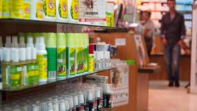 Un rayon de droguerie dans laquelle sont vendus divers types d’insecticides, au Lamentin, Martinique. (Photo d’illustration)