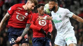 Le défenseur portugais de Lille Xeka et l'attaquant canadien Jonathan David, à la lutte avec le défenseur stéphanois de Saint-Etienne Harold Moukoudi, en ouverture de la 28e journée de Ligue 1, le 11 mars 2022 au Stade Pierre-Mauroy à Villeneuve-d'Ascq