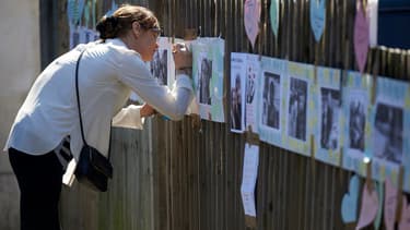Des gens honorent la mémoire des victimes de l'incendie de la tour Grenfell, à Londres le 17 juin 2017.