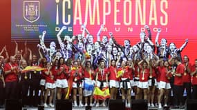 Les championnes du monde espagnoles, célébrant le premier titre de la sélection à la nuit tombée, le 22 août 2023
