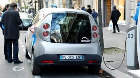 Une Autolib' en charge dans une rue parisienne en 2011. Dix ans après, la gestion des bornes est reprise par le groupe Total 