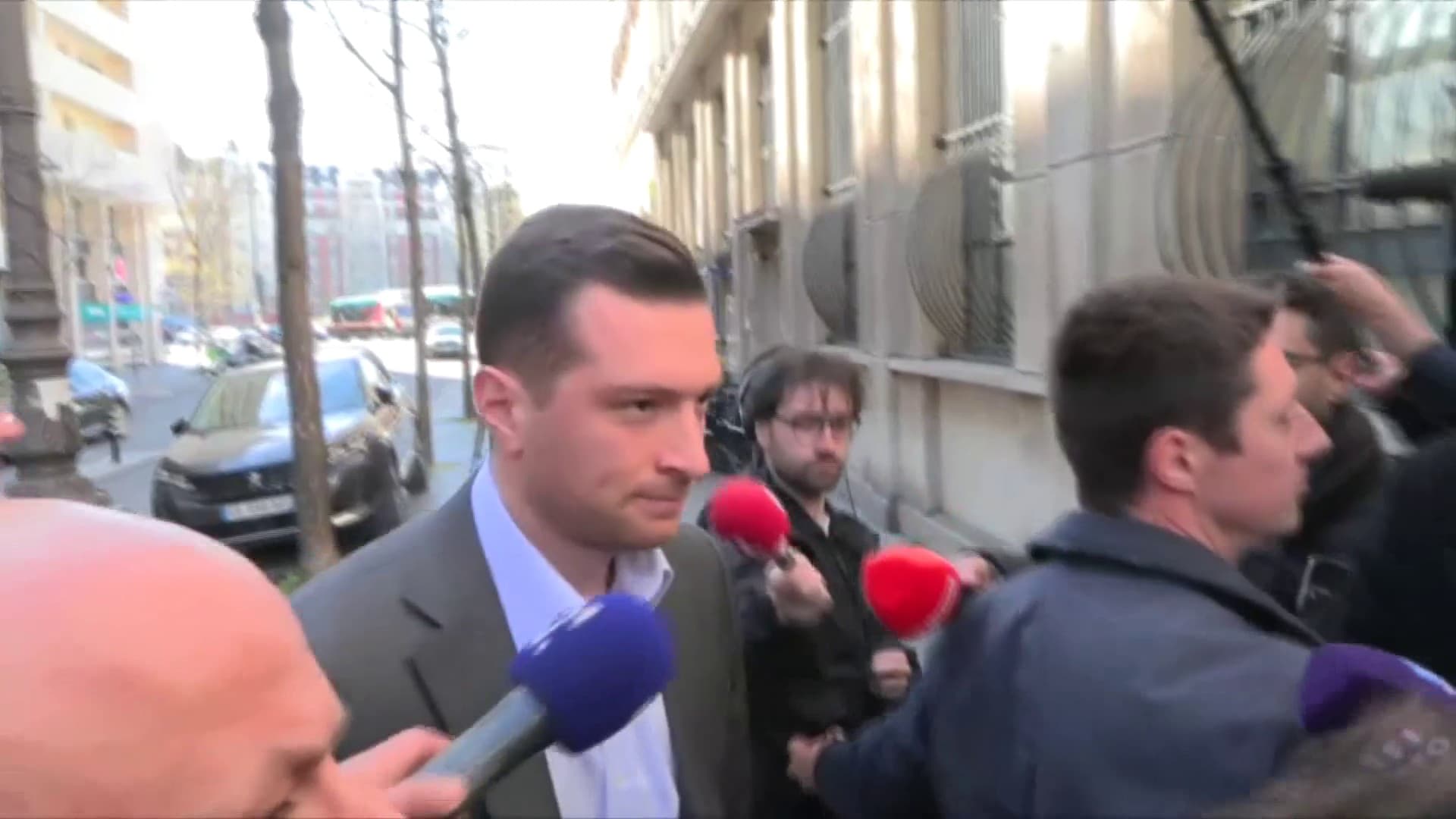 Jordan Bardella rejoint Marine Le Pen au siège parisien du RN le 31 mars 2025