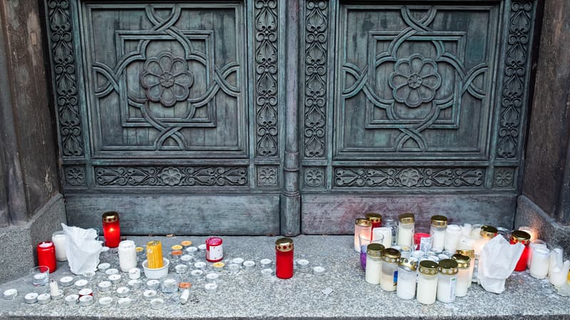 Des fleurs devant une synagogue de Berlin
