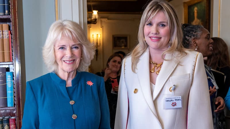 Camilla Parker Bowles et Emerald Fennell le 8 mars 2022 à Londres.