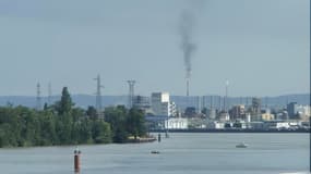 La torche est visible de loin autour de Feyzin.
