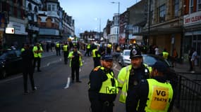 Des policiers sécurisent la voie publique près de Southend-on-Sea, en Angleterre, le 7 août 2024