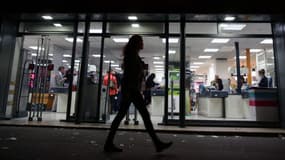 Une femme marche dans la rue à Paris (illustration).