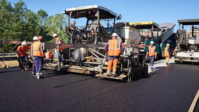 Ce tronçon d'un km sur une voie de l'A10 dans le sens Bordeaux-Paris a été réalisé par par Eurovia (Vinci) avec la collaboration du constructeur de matériel Marini-Ermont (Groupe Fayat).