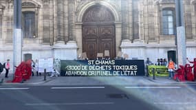 Une cinquantaine de militants d'Extinction Rébellion réunie devant la préfecture des Bouches-du-Rhône à Marseille le mercredi 10 avril 2024 pour une action coup de poing.