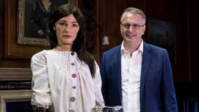 Aidan Meller avec le robot AI-DA, en 2019