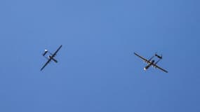 Un drone israélien survole la frontière avec la bande de Gaza dans le sud d'Israël le 16 novembre 2023, dans le cadre des combats entre Israël et le groupe palestinien Hamas dans la bande de Gaza. Photo d'illustration