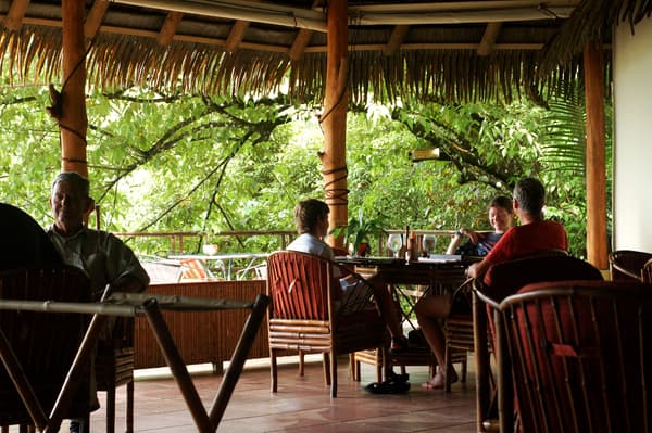 Une famille en train de manger au restaurant d'un hôtel en pleine nature. (Photo d'illustration)