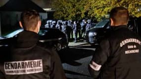 Les gendarmes au moment de l'interpellation d'un jeune homme soupçonné d'"apologie de terrorisme", dans le Loir et Cher