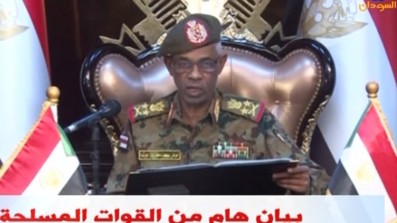 Le ministre de la Défense soudanais Awad Ibn Ouf annonce la destitution du président Omar el-Béchir le 11 avril 2019 Le ministre de la Défense soudanais Awad Ibn Ouf annonce la destitution du président Omar el-Béchir le 11 avril 2019