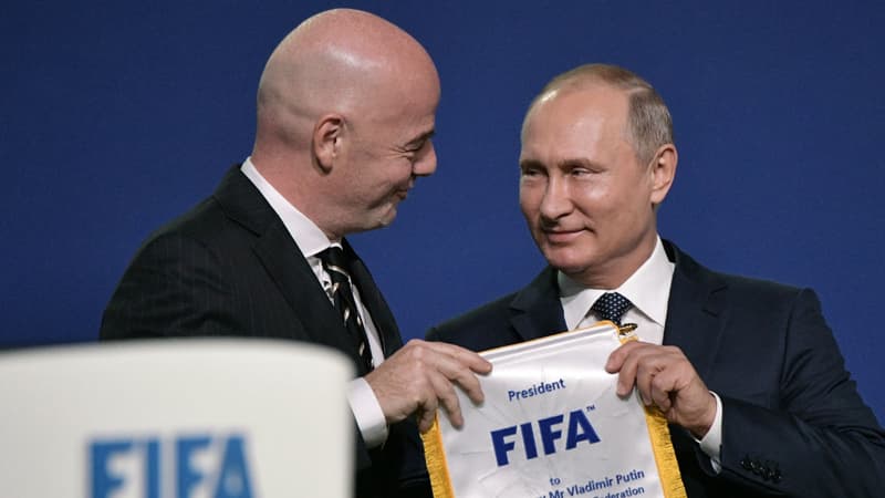 Vladimir Poutine avec le président de la Fifa, le 13 juin 2018, à Moscou.