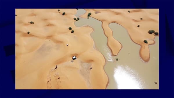 Une vue des plans d'eau provoqués par de fortes pluies entre les dunes de sable dans la ville désertique de Merzouga, près de Rachidia, dans le sud-est du Maroc, le mercredi 2 octobre 2024. 