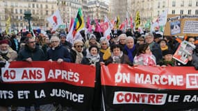 Les manifestants tiennent une banderole lors d'une manifestation contre le racisme et une loi sur l'immigration à l'occasion du 40e anniversaire de la marche pour l'égalité de 1983, à Paris, le 3 décembre 2023. Le Sénat de la Chambre haute française a adopté le 14 novembre 2023 un projet de loi visant à contrôler l'immigration, à renforcer le langage et les mesures de la législation d'une manière susceptible de compliquer la recherche de compromis par le gouvernement à la chambre basse. Initialement proposé par le gouvernement avec une combinaison de mesures visant à expulser davantage de personnes sans papiers et à améliorer l'intégration, le texte - voté par 210 voix contre 115 - penche désormais résolument vers l'application après son passage au Sénat, contrôlé par la droite.
