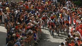 La foule se presse rue Lepic, sur la butte de Montmartre, lors de la course féminine sur route des Jeux de Paris le 4 août 2024 
