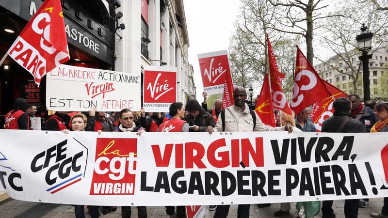 Des salariés de Virgin France manifestent, ce mardi, devant le Megastore des Champs-Elysées.