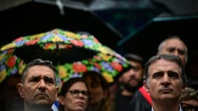 Le maire de Grenoble, Eric Piolle (d) et des élus rassemblés lors d'un hommage à l'employé municipal Lilian Dejean, le 9 septembre 2024 à Grenoble