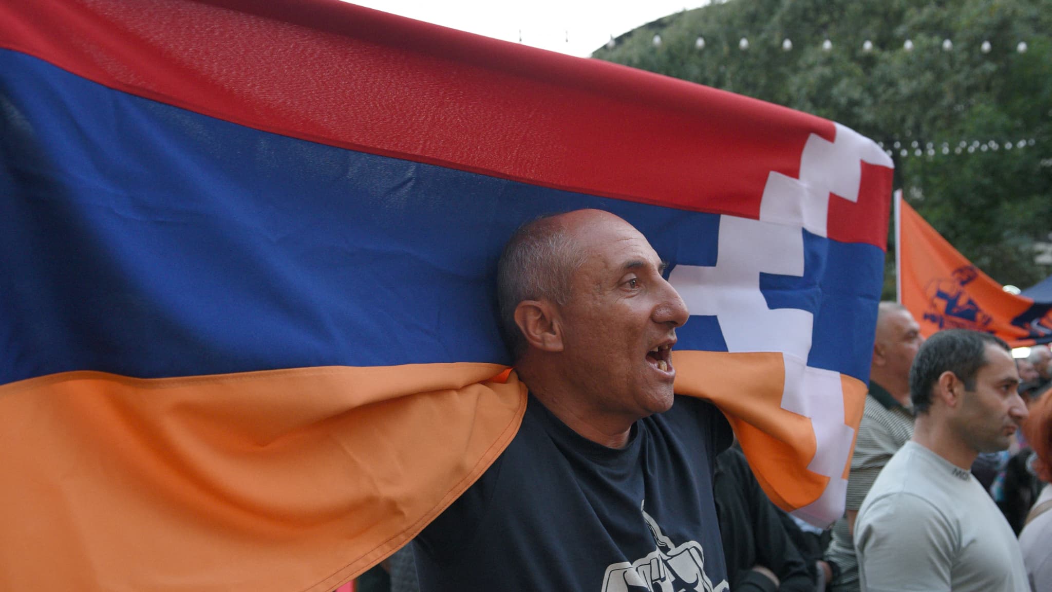 Un manifestant tient un drapeau de la région séparatiste du Haut-Karabakh lors d'un rassemblement dans le centre d'Erevan, en soutien au Karabakh, le 14 septembre 2023.