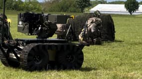 Pour soutenir les soldats, un robot armé d'une mitrailleuse 12,7 s'avance vers l'ennemi lors d'un exercice