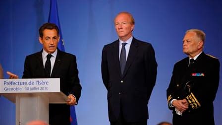 Nicolas Sarkozy à Grenoble en compagnie du ministre de l'Intérieur Brice Hortefeux (au centre) à l'occasion de l'installation du nouveau préfet de l'Isère, l'ex-policier Eric Le Douaron (à droite). Le chef de l'Etat a imputé vendredi une partie des problè