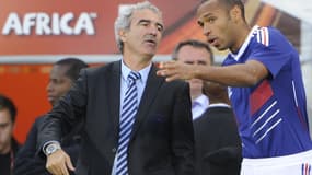 Raymond Domenech (à gauche) et Thierry Henry lors du Mondial 2010