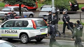 Un homme armé a tué six personnes, dont quatre femmes, et en a blessé 14 autres lundi dans le quartier de Devinska Nova Ves, à Bratislava, qui a été bouclé par les forces de l'ordre slovaques. /Photo prise le 30 août 2010/REUTERS/TASR